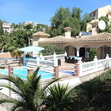 Delightful 5 Bed In Fuengirola Costa Del Sol マラガ
